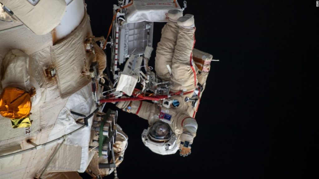 Cosmonautas russos "tocam" o braço robótico da estação espacial