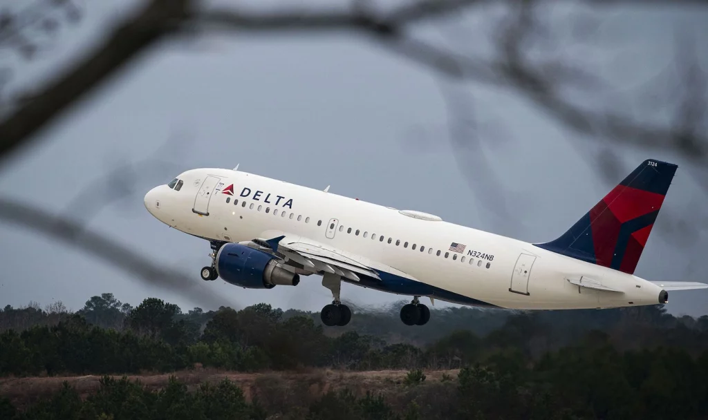 A Delta Airlines descreveu inicialmente o covid-19 como um 'vírus sazonal regular', pois o mandato da máscara foi suspenso.
