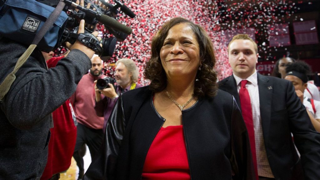 A treinadora de basquete feminino do Rutgers Hall of Fame, C-Vivien Stringer, anuncia sua aposentadoria após 50 temporadas