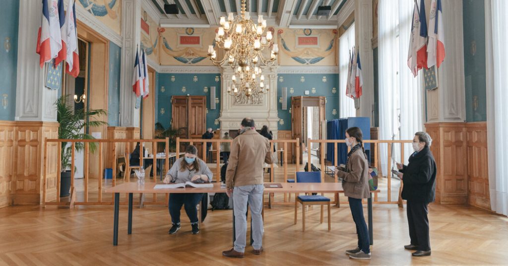 Atualização ao vivo das eleições francesas: eleitores escolhem entre Macron e Le Pen