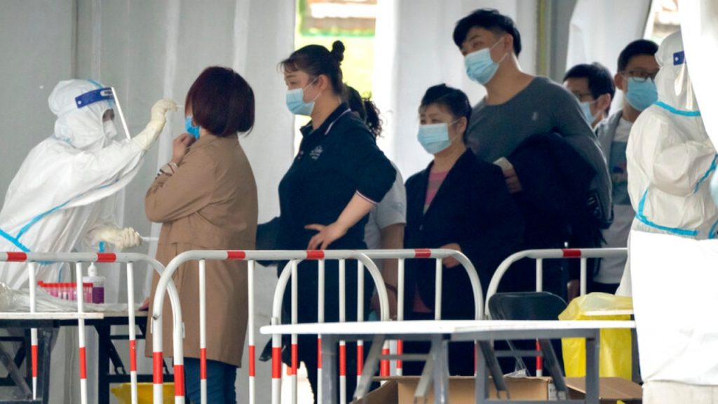 Casos de COVID em Pequim levam autoridades a suspender estudo e realizar testes em massa