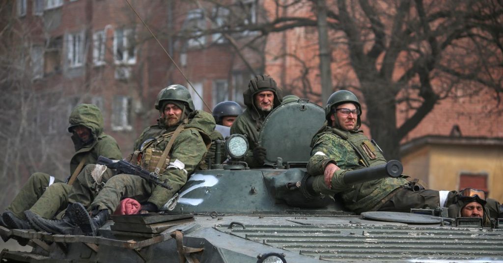 Combatentes ucranianos resistem enquanto Putin declara vitória em Mariupol