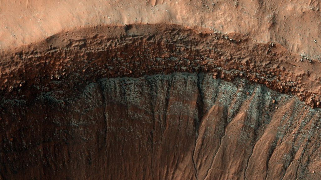 Cratera gelada de Marte brilha em nova imagem do planeta vermelho