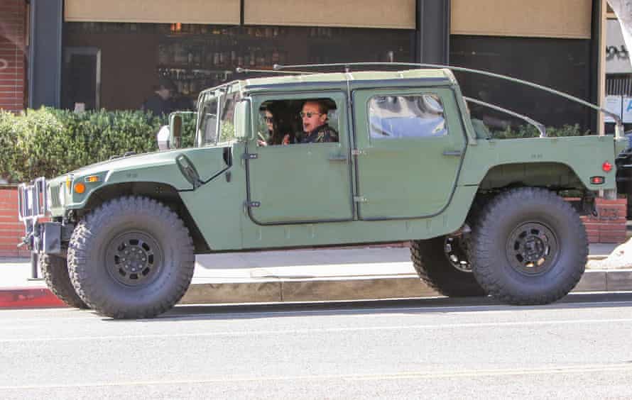 Arnold Schwarzenegger e sua filha Katherine dirigem um Hummer em Los Angeles em 2017.