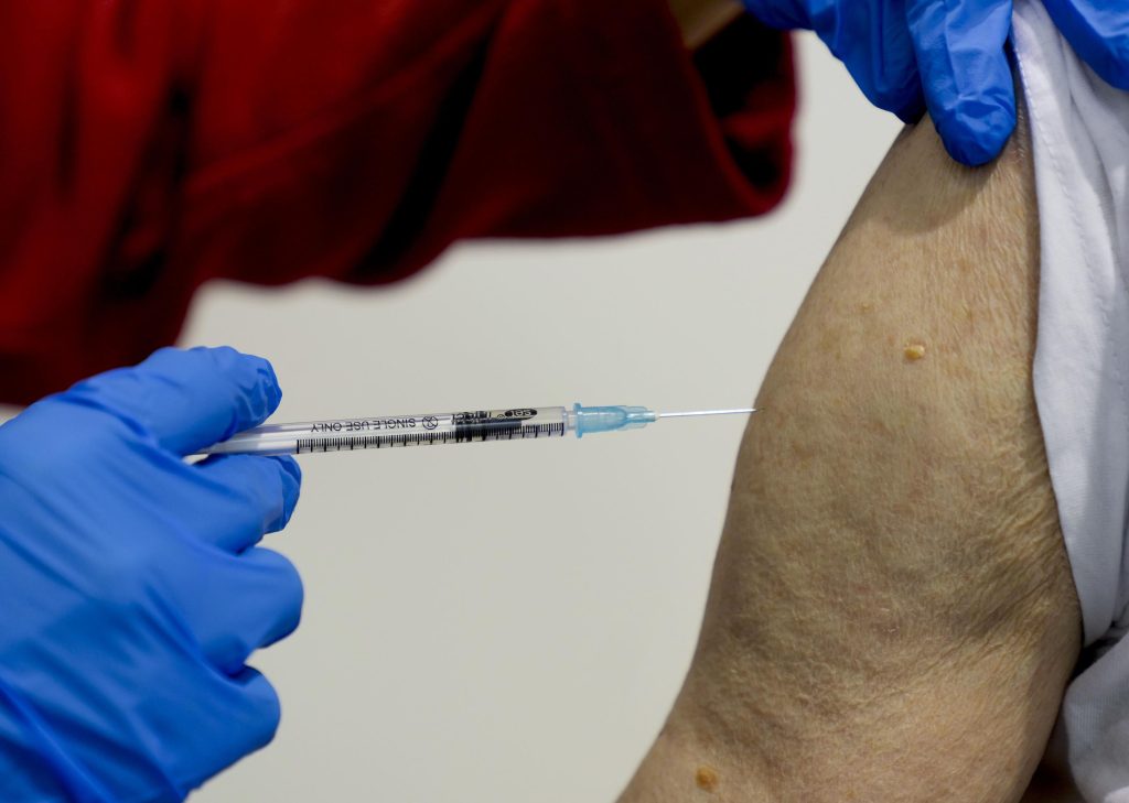 Homem na Alemanha recebe 90 vacinas COVID-19 por vender licenças falsas
