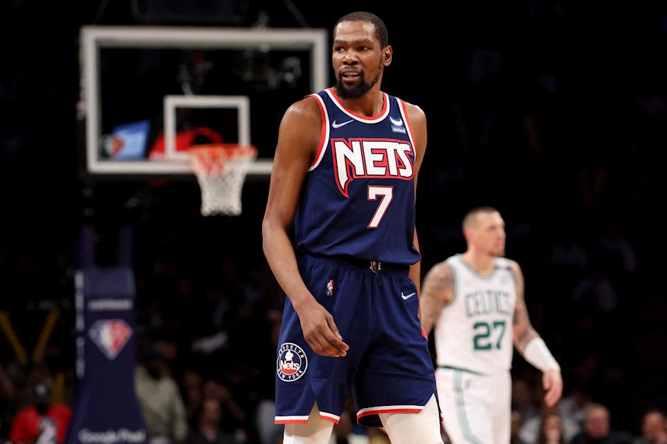 O atacante do Brooklyn Nets, Kevin Durant, responde durante o jogo quatro da primeira rodada dos playoffs da NBA contra o Boston Celtics no Barclays Center em 25 de abril de 2022. O Celtics varreu a rede.  (Brad Benner/USA TODAY Sports)