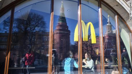O McDonald's disse que provavelmente terá que se livrar do estoque não utilizado na Rússia. 