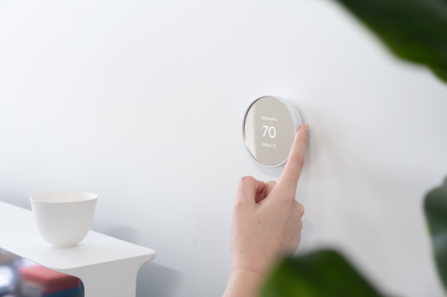 O Nest Thermostat do Google é um bom termostato inteligente para quem está com orçamento limitado, embora não funcione com sensores de temperatura remotos ou aprenda sobre o cronograma de aquecimento e resfriamento da sua casa, como o modelo Nest mais caro.