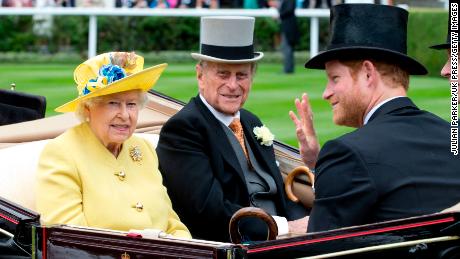 O príncipe Harry é fotografado com seus avós, a rainha Elizabeth II e o príncipe Philip, duque de Edimburgo, em 2016, em Ascot, Inglaterra.
