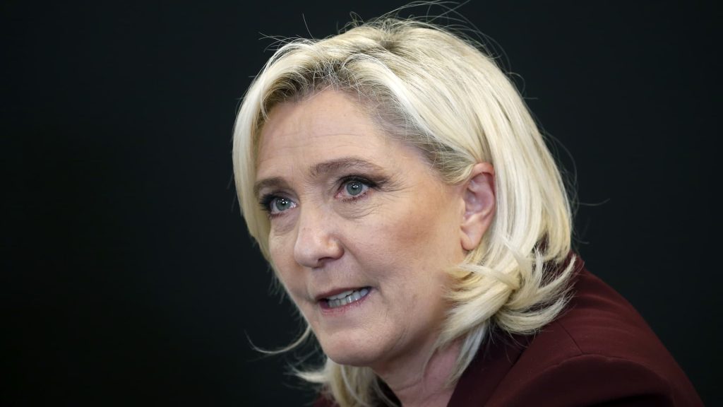 Relações russas perseguem candidato de extrema-direita Le Pen