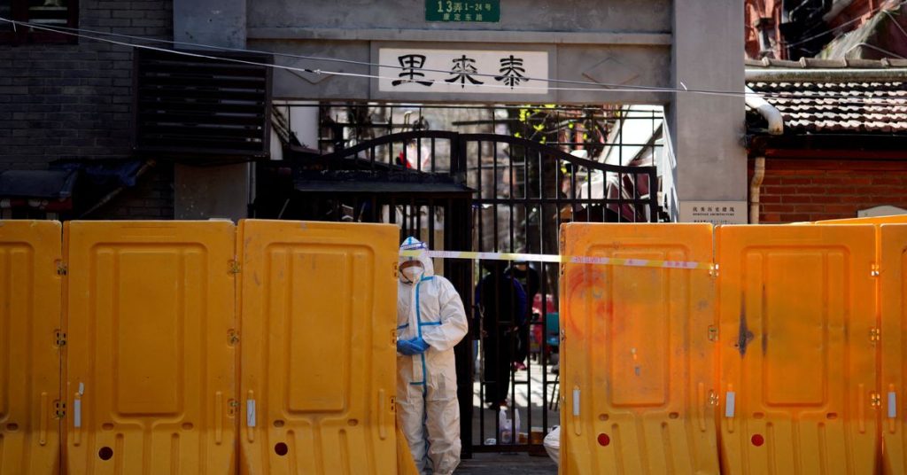 Xangai inteira entrou em confinamento COVID, apesar dos casos assintomáticos diminuírem