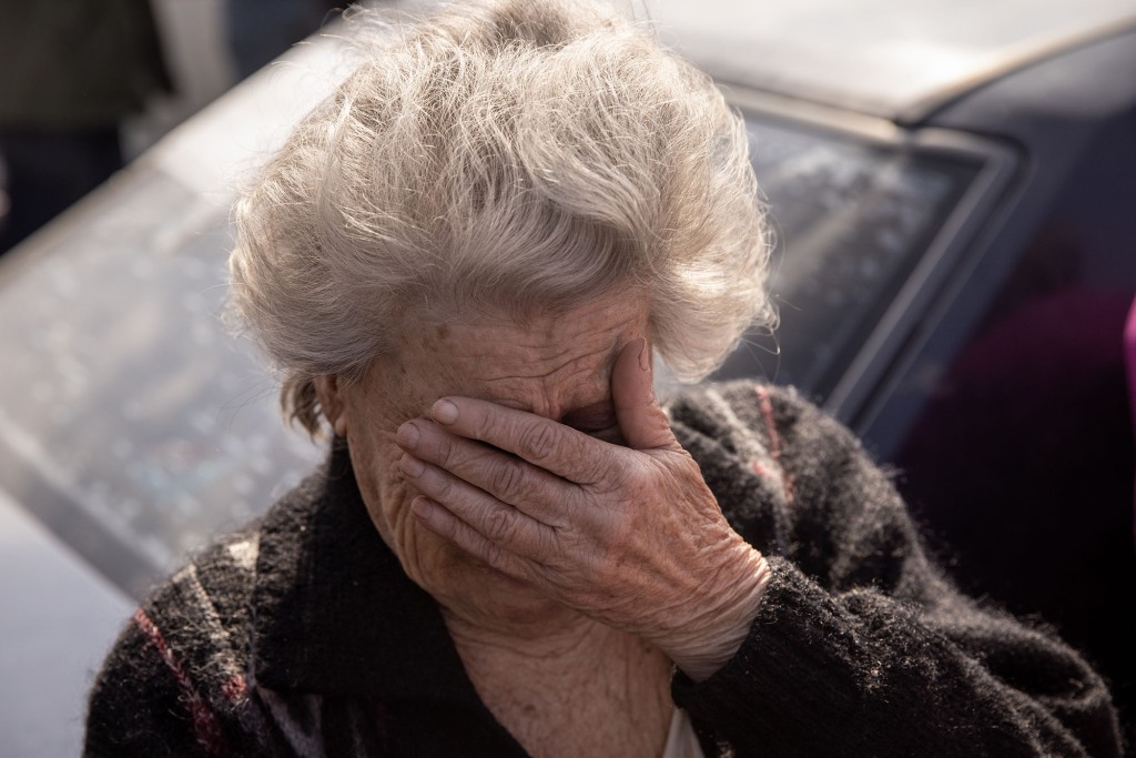 Dina, 81 de Mariupol, reage depois de chegar de carro a um ponto de evacuação para pessoas que fogem de Mariupol, Melitopol e cidades vizinhas controladas pela Rússia em 2 de maio de 2022 em Zaporizhia, Ucrânia. 