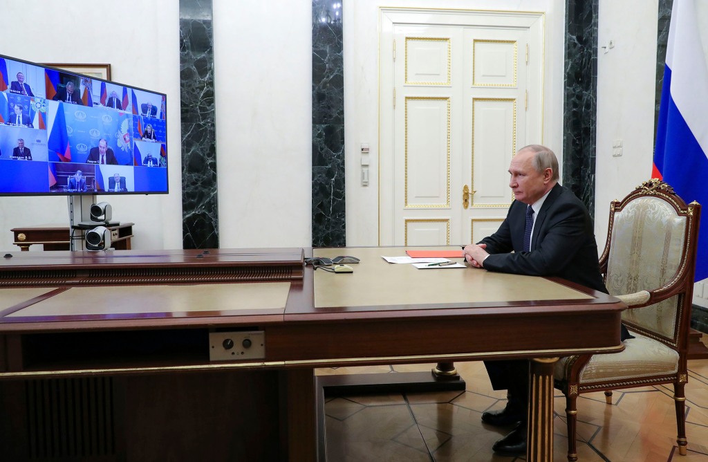O presidente russo, Vladimir Putin, preside uma reunião com membros do Conselho de Segurança por videoconferência no Kremlin em Moscou, Rússia, sexta-feira, 29 de abril de 2022.