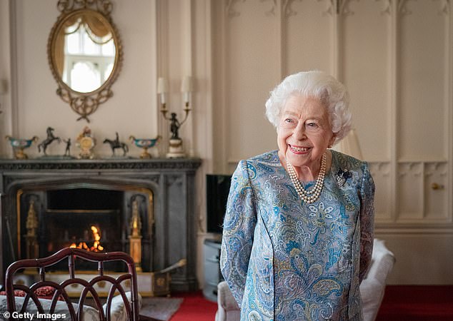 A rainha participa de uma reunião com o presidente da Suíça no Castelo de Windsor em 28 de abril