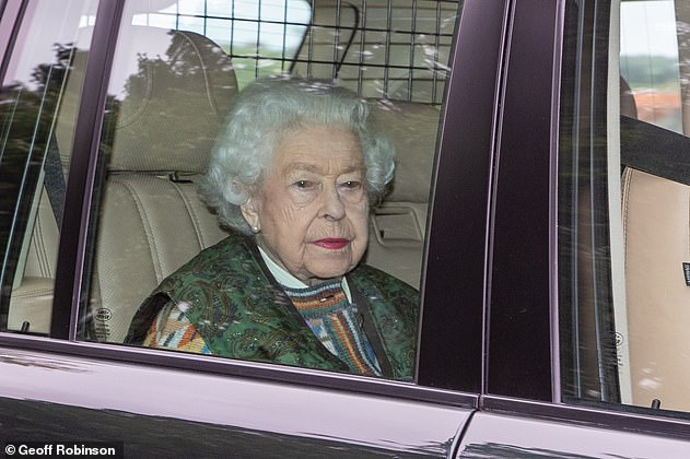 A rainha é levada via Sandringham para seu helicóptero de volta a Windsor em 27 de abril