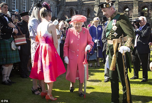 2019 - A Rainha em uma cerimônia no Palácio de Holyroodhouse em Edimburgo, 3 de julho de 2019