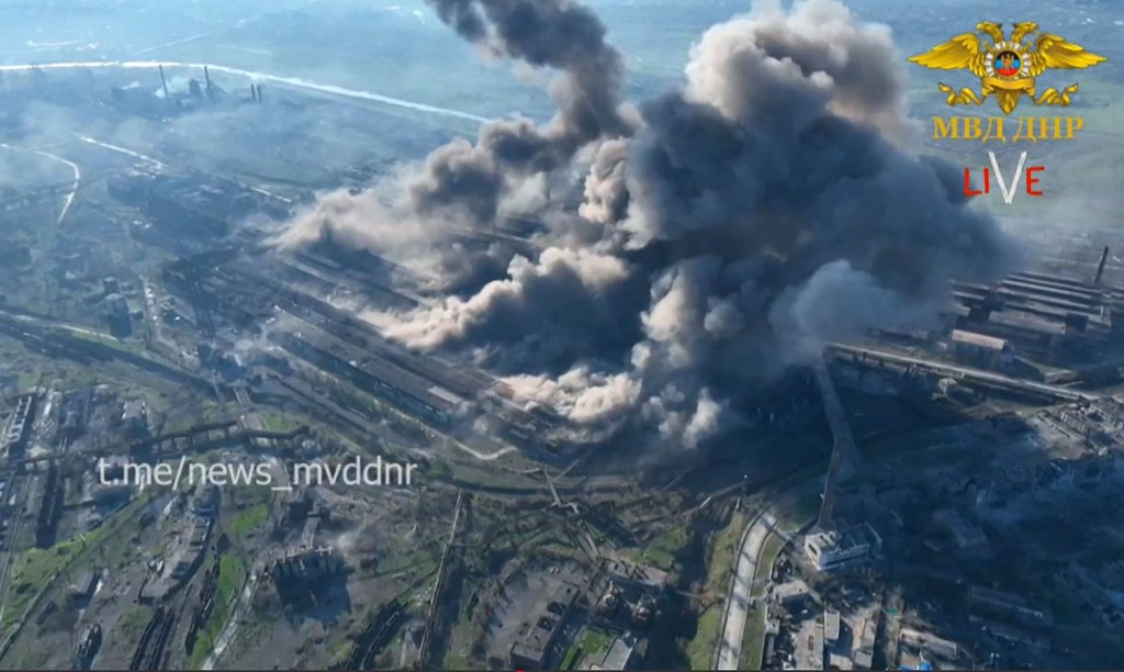 Fumaça sobe da siderúrgica Azovstal de Mariupol.