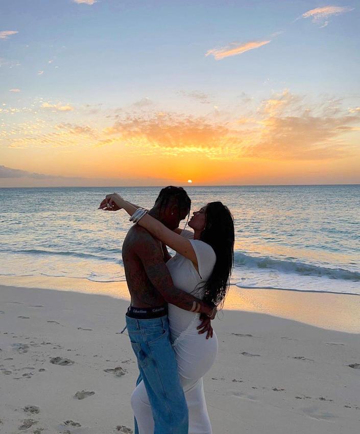 Kylie Jenner e Travis Scott Poza tiram fotos românticas na praia e alimentam lagartos com a filha Stormi