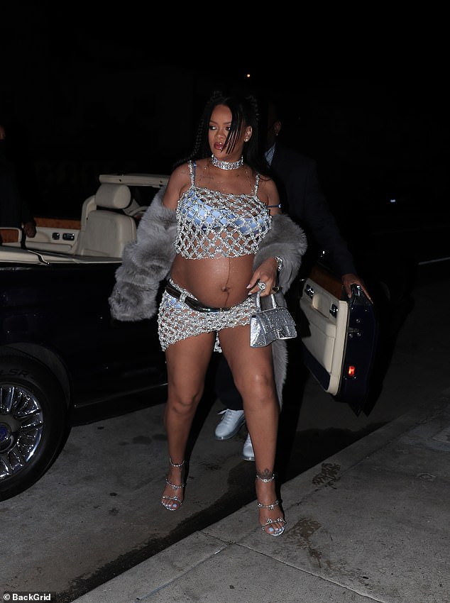 Detalhes: A saia de Rihanna foi decorada com um cinto também