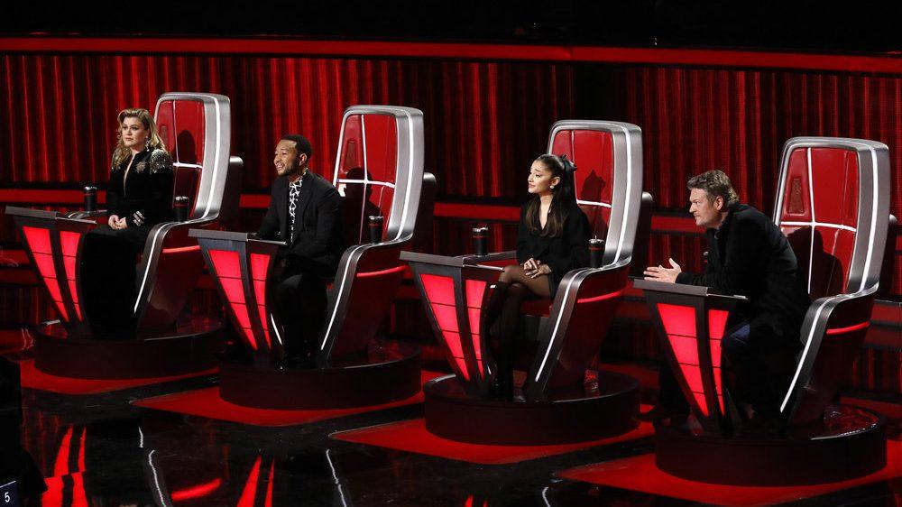 Blake Shelton, John Legend e Gwen Stefani retornam como treinadores para a 22ª temporada de 'The Voice';  Kelly Clarkson está de volta ao ar