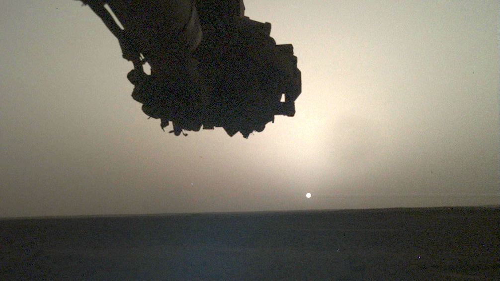 A sonda Insight da NASA capturou esta imagem do nascer do sol em Marte em 10 de abril de 2022.