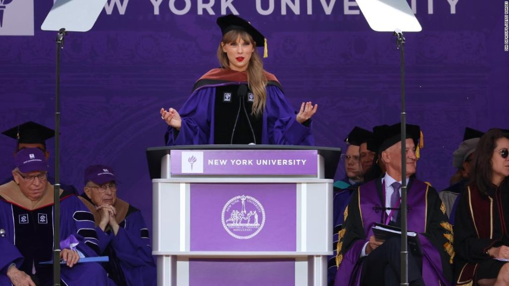 Taylor Swift diz a ex-alunos para abraçar o pânico em discurso de formatura da NYU