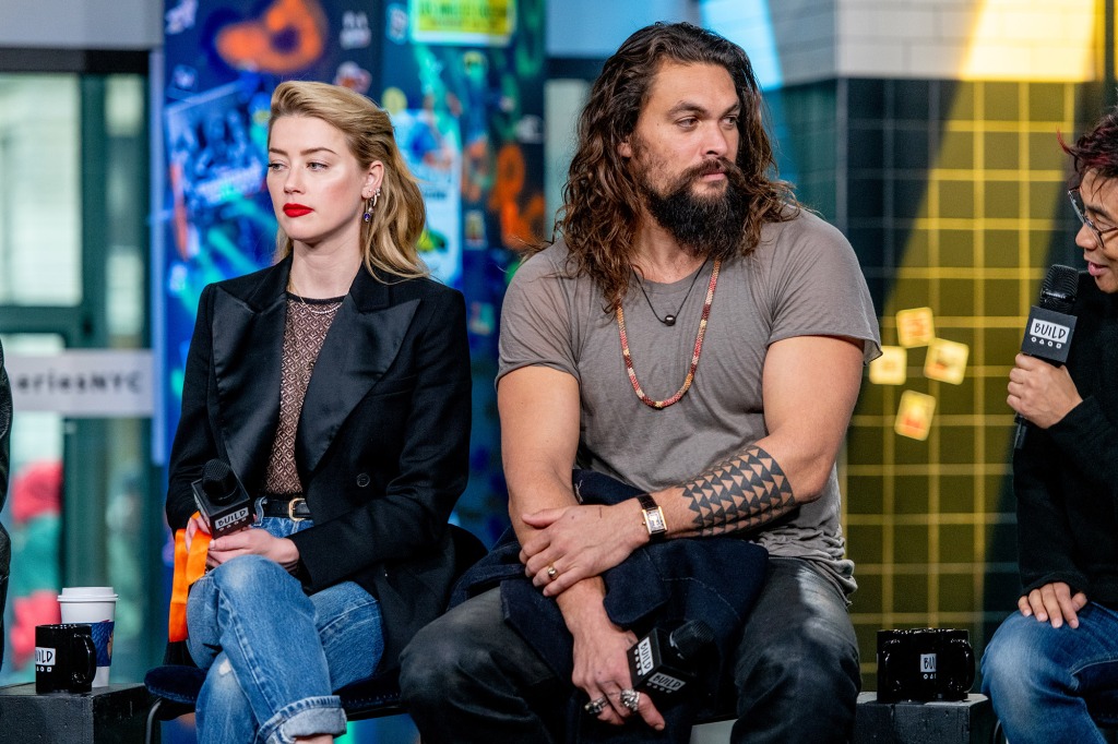 NOVA YORK, NY - 3 de dezembro: Amber Heard e Jason Momoa discutem "Aquaman" Com a Build Series no Build Studio em 3 de dezembro de 2018 em Nova York.  (Foto de Roy Rochlin/Getty Images)