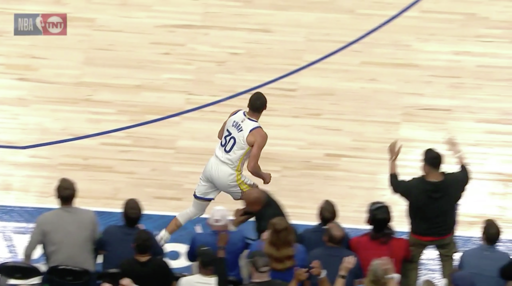 Steve Curry, dos Warriors, voa sobre a bandeja do garçom indo para o final do primeiro tempo contra os Mavericks