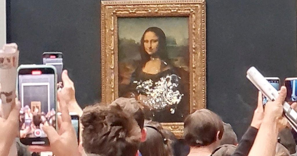A Mona Lisa mancha um bolo em um aparente protesto climático
