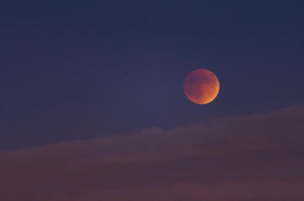 A lua ficará vermelha durante o eclipse lunar total na noite de domingo