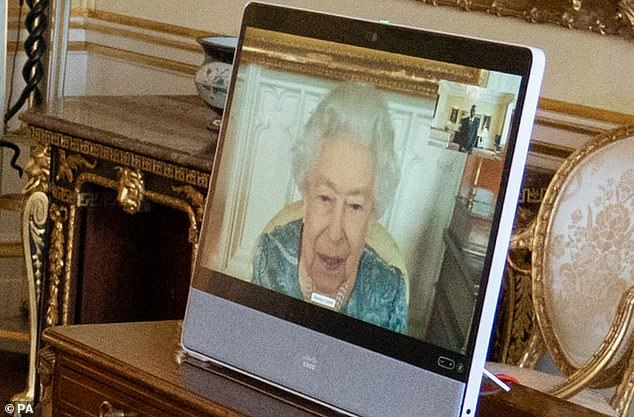A rainha Elizabeth II, moradora do Castelo de Windsor, aparece na tela via link de vídeo durante uma audiência virtual no Palácio de Buckingham, em Londres hoje.