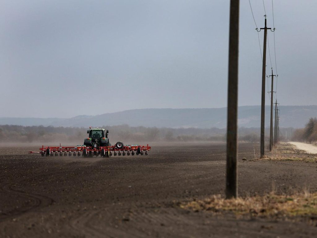 As forças russas roubaram US$ 5 milhões em veículos agrícolas da John Deere Agency, que mantinha remotamente os ladrões de equipamentos afastados