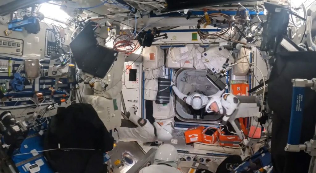 Assista aos astronautas da SpaceX Crew-3 "valsa" no espaço em um divertido vídeo de vestido espacial