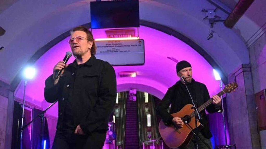 Bono apresenta "festa da paz" na estação de metrô de Kiev e visita cidades bombardeadas