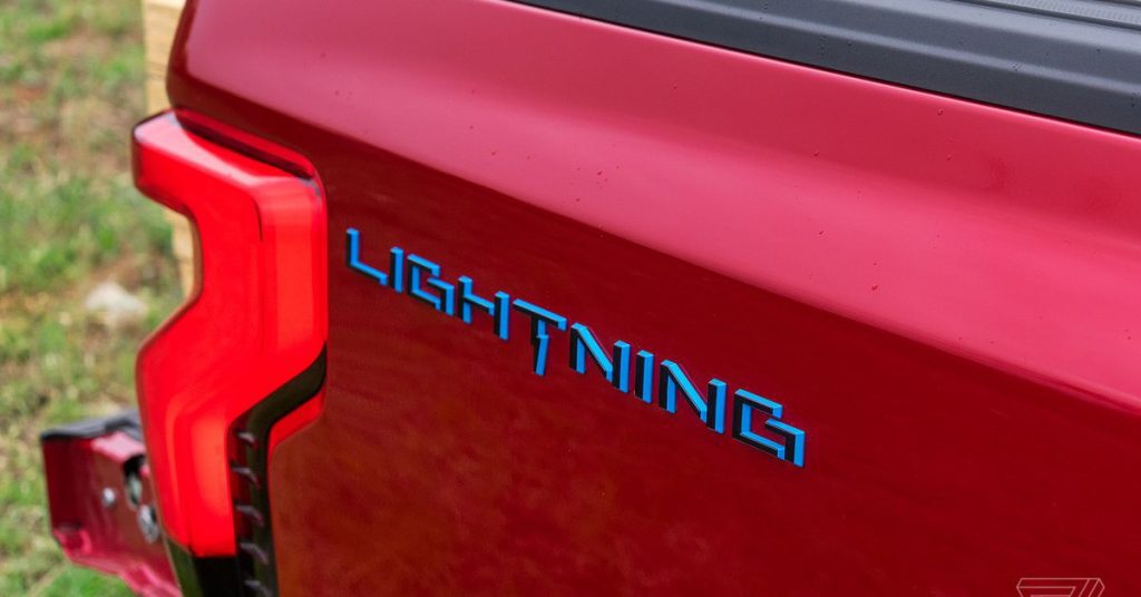 Ford apresenta o primeiro F-150 Lightning à medida que a guerra dos caminhões elétricos entra em alta velocidade