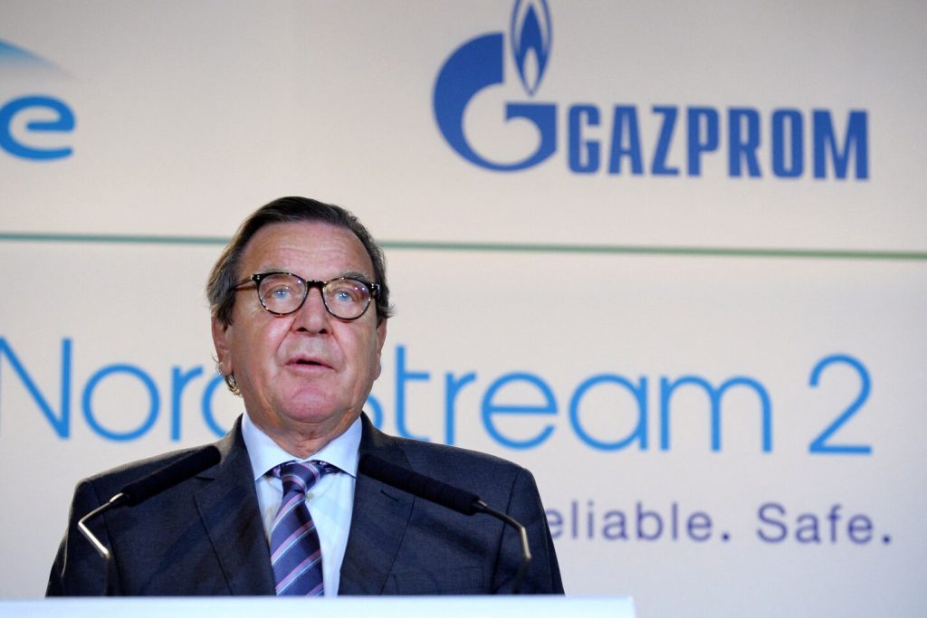 Gerhard Schroeder é destituído de privilégios por não se demitir da Rosneft
