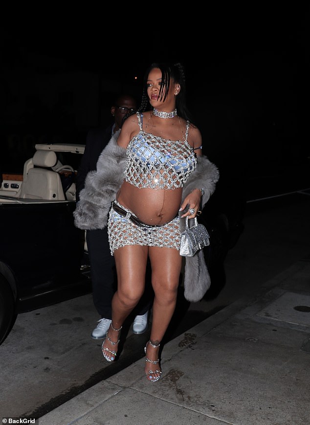 Impressionante: No sábado, a estrela grávida compartilhou uma luxuosa rotina de autocuidado usando produtos de sua linha Fenty Skin.  E na noite de domingo, Rihanna foi flagrada em um look glamouroso com seu namorado A$AP Rocky em Santa Monica.