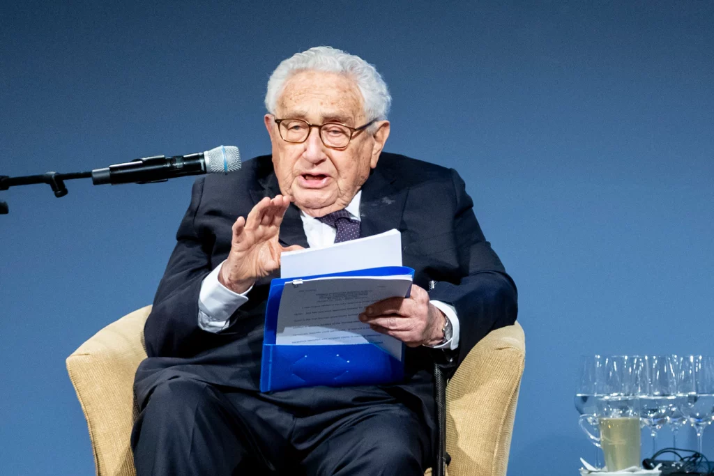 Henry Kissinger diz que Ucrânia deveria ceder território à Rússia para acabar com a guerra