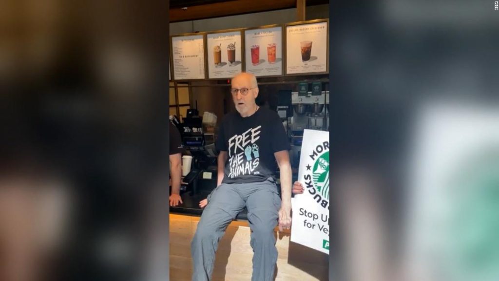 James Cromwell colocou a mão em um balcão da Starbucks em protesto contra o imposto sobre o leite vegano