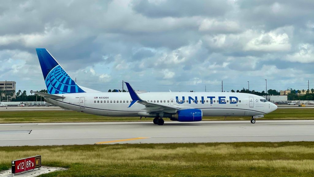 Passageiro da United Airlines salta de um Boeing 737