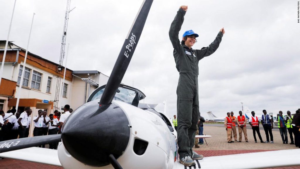 Piloto adolescente pousa no Quênia em meio a tentativa de voo recorde