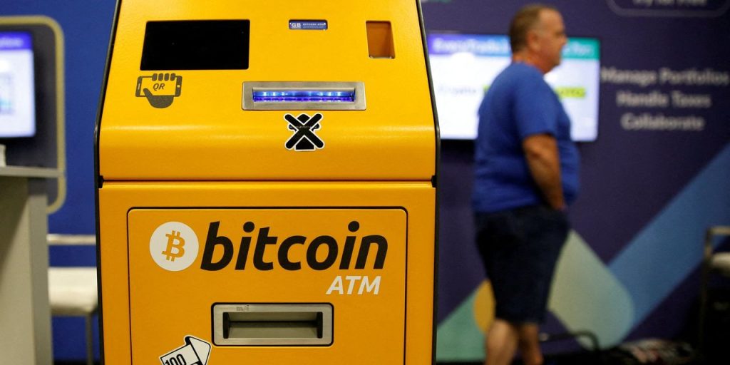 Preço do Bitcoin cai 54% da alta histórica