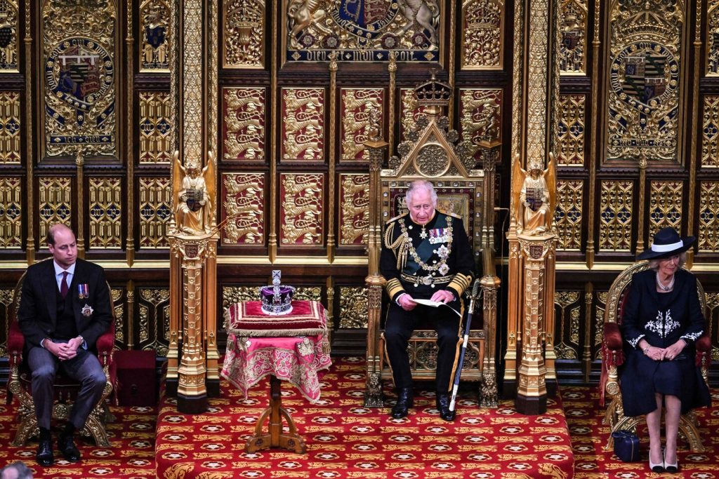 Príncipes Charles em frente ao discurso da rainha Elizabeth no Parlamento