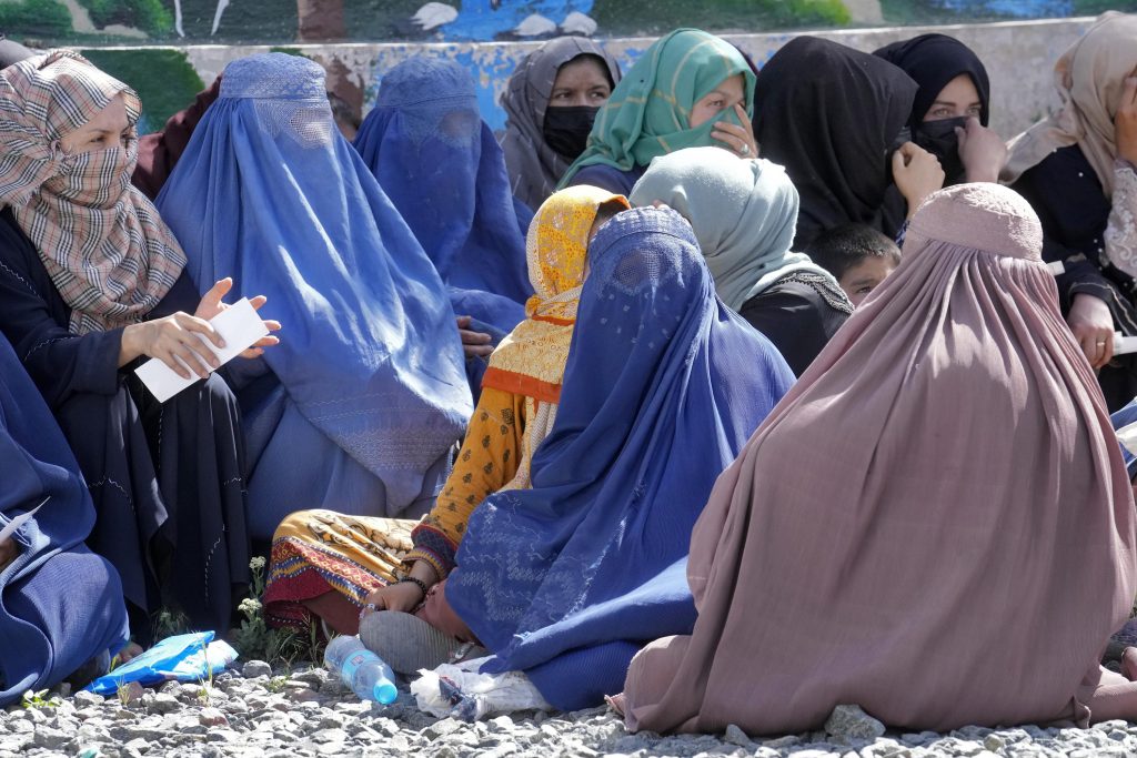 Taleban afegão ordena que mulheres se cubram da cabeça aos pés