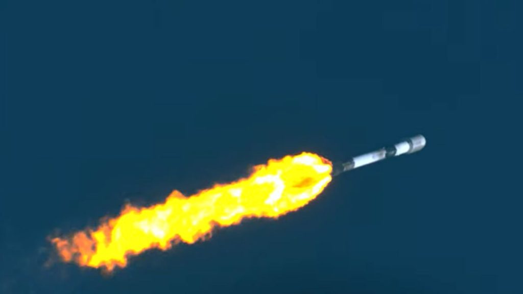 Um foguete SpaceX lança 53 satélites Starlink em órbita e pousam no mar