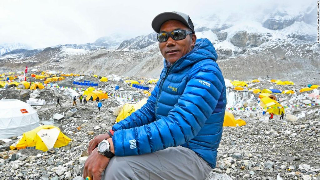 Um oficial nepalês diz que o sherpa mais uma vez quebrou seu recorde ao escalar o Everest 26 vezes