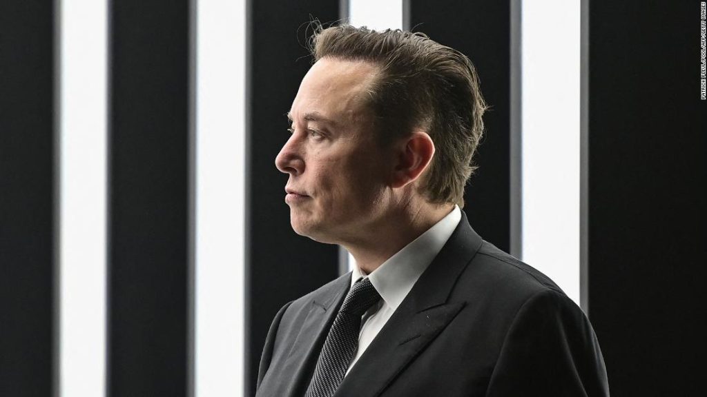 Elon Musk diz aos funcionários da Tesla: volte para o escritório ou então