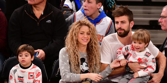 Shakira, Gerard Pique e seus dois filhos assistem ao jogo do New York Knicks contra o Philadelphia 76ers no Madison Square Garden no dia de Natal de 2017.