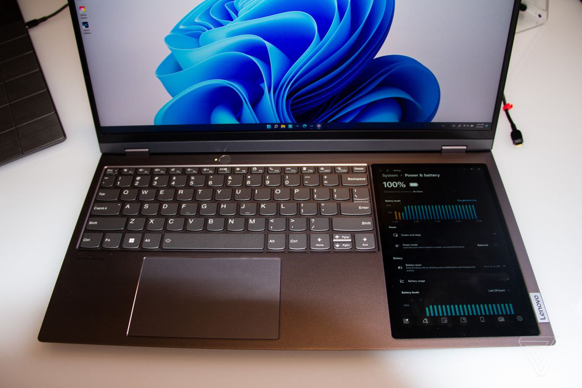 Teclado Lenovo ThinkBook plus Gen 3 visto de cima.  A tela principal exibe um redemoinho azul em um fundo branco.