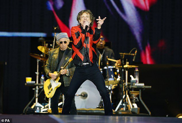 Breach Motion: Mick Jagger mostrou que a idade é apenas um número enquanto fazia alguns movimentos de dança no palco, apontando para o público